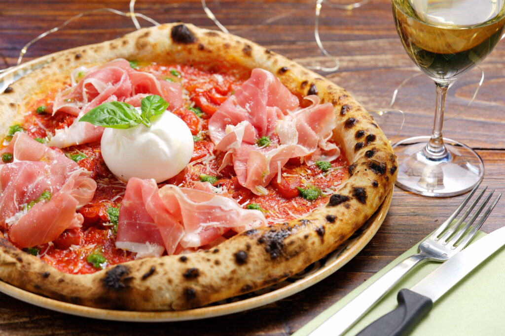 In cottura: Antico pomodoro di Napoli Presidio Slow Food e Datterino caramella (Indispensabile Bio), Sugo scarpariello di pomodorini datterino caramella BIO (cotto con aglio, cipolla e basilico fresco)
A fine cottura, condita a freddo: Burrata (Fattoria Dassogno),Prosciutto crudo di Montagna Riserva Matilde (Salumi Bodria Antonio), Parmigiano Reggiano di Montagna 30 mesi, Pecorino Toscano, olio al basilico.
Per accompagnare le croste:
Chili con carne 🌶️ € 3,00
Sugo della Nonna € 3,00
Cremoso di zola € 3,00
Allergeni: 1,7,12