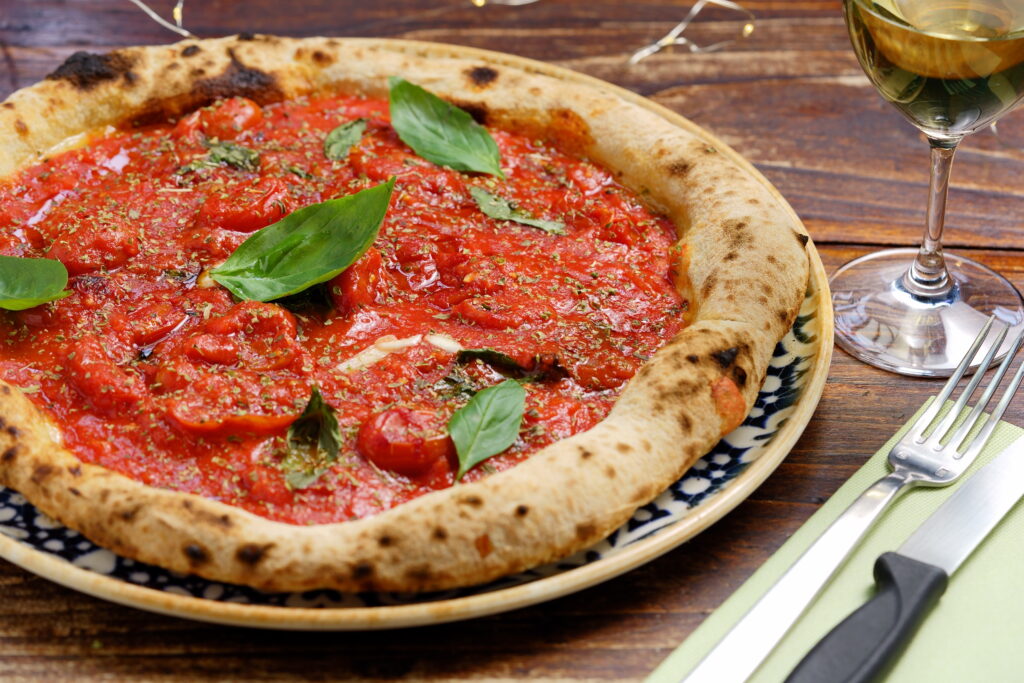 In cottura: Antico pomodoro di Napoli Presidio Slow Food e Datterino caramella (Indispensabile Bio), Sugo di Datterino Caramella (Eccellenze Nolane), Aglio, Basilico fresco
Fuori cottura:
Origano (Kazzen), Basilico fresco, Olio Evo Materia Prima (Coppini Arte Olearia)
Per accompagnare le croste:
Chili con carne 🌶️ € 3,00
Sugo della Nonna € 3,00
Cremoso di zola € 3,00
Allergeni: 1,12