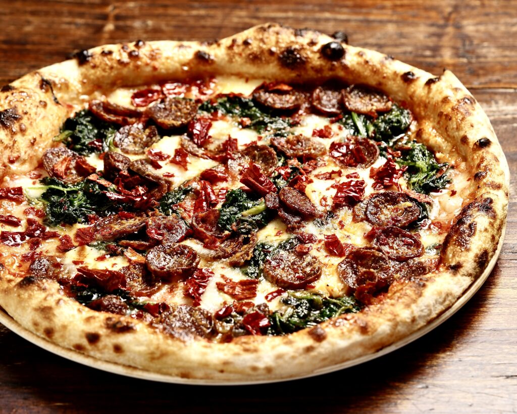 *L' impasto speciale è un Mix di 3 farine (tipo 1, mais e riso rosso integrale)
In cottura: Antico pomodoro di Napoli Presidio Slow Food e Datterino caramella (Indispensabile Bio), Spinaci freschi ripassati in padella con aglio olio e peperoncino, Salame tipico Sangiorgese miglior salame piccante d’Italia 2023, Stracchino stagionato (Fattoria Dassogno), Provola affumicata (Latteria Sorrentina), Parmigiano Reggiano di Vacche Rosse 30 mesi
A fine cottura, condita a freddo: Peperone Crusco Sciuscillone (I segreti di Diano)
Per accompagnare le croste:
Chili con carne 🌶️ € 3,00
Sugo della Nonna € 3,00
Cremoso di zola € 3,00
Allergeni: 1,7,12