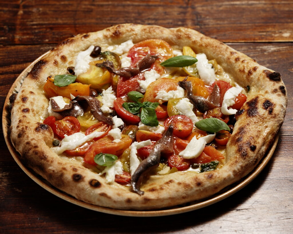 In cottura: Insalata di pomodori Bio di circa 8 varietà diverse coloratissimi e dal sapore unico (Az.agricola Quintosapore) conditi con Olio Evo, Aglio, Olive taggiasche, Capperi e Origano di Pantelleria, Basilico fresco
A fine cottura, condita a freddo:
Mozzarella di Bufala Campana (Barlotti), Acciughe del Cantabrico 2 anni di maturazione sotto sale (dissalate e spinate a mano), Basilico fresco
Per accompagnare le croste:
Chili con carne 🌶️ € 3,00
Sugo della Nonna € 3,00
Cremoso di zola € 3,00
Allergeni: 1,7,12