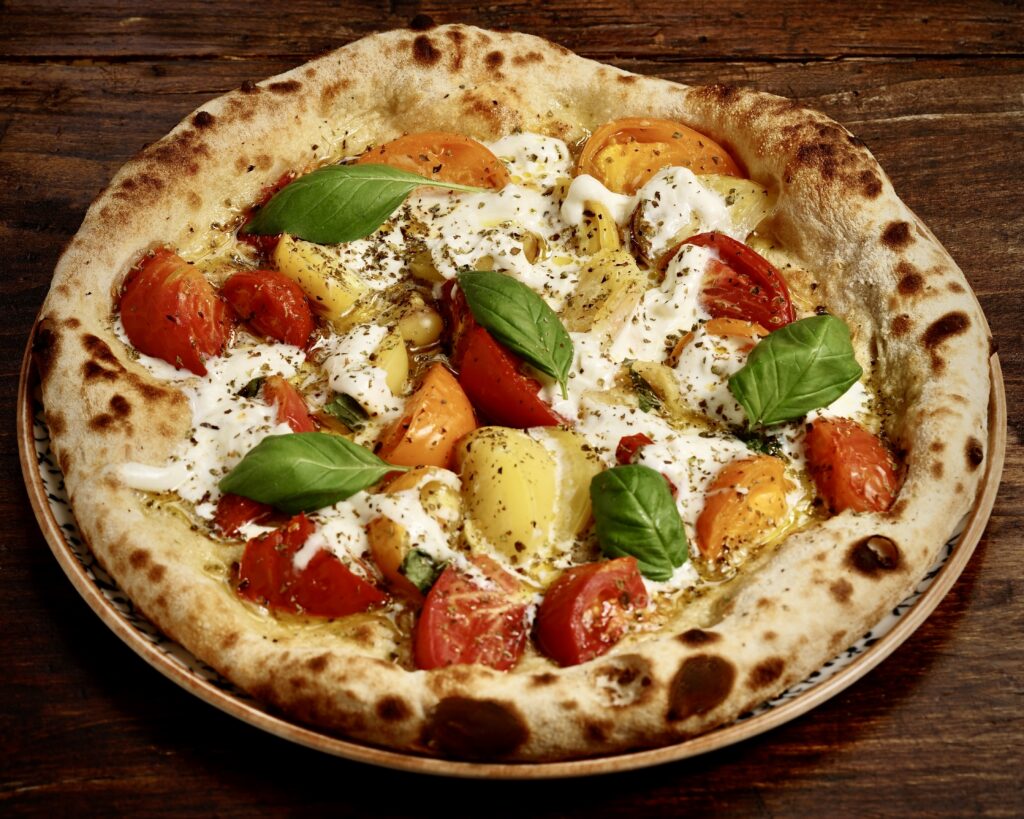 In cottura: Insalata di pomodori Bio di circa 8 varietà diverse coloratissimi e dal sapore unico (Az.agricola Quintosapore) conditi con Olio Evo, Origano di Pantelleria, Basilico fresco
A fine cottura, condita a freddo: Stracciatella di latte (Fattoria Dassogno), Origano di Pantelleria, Basilico Fresco
Per accompagnare le croste:
Chili con carne 🌶️ € 3,00
Sugo della Nonna € 3,00
Cremoso di zola € 3,00
Allergeni: 1,7,8,12