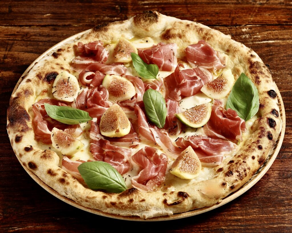 In cottura: Fiordilatte a fermentazione naturale (Fattoria Dassogno)
A fine cottura, condita a freddo: Gorgonzola al cucchiaio (Luigi Guffanti 1876), Prosciutto crudo di Montagna Riserva Matilde (Salumi Bodria Antonio) e Fichi Fioroni (Az.Cirelli), Rosmarino.
Per accompagnare le croste:
Chili con carne 🌶️ € 3,00
Sugo della Nonna € 3,00
Cremoso di zola € 3,00
Allergeni: 1,7,8,12