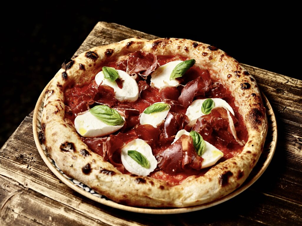 In cottura:
Antico pomodoro di Napoli Presidio Slow Food e Datterino caramella (Indispensabile Bio), Basilico fresco, Olio Evo (Coppini Arte Olearia)
A fine cottura condita a freddo:
Patanegra Jamón 5J de Bellota 100% Ibérico (Cinqo Jotas), Mozzarella di Bufala campana, Basilico fresco, Olio Novolivo (Coppini Arte Olearia)
Per accompagnare le croste:
Chili con carne 🌶️ € 3,00
Sugo della Nonna € 3,00
Cremoso di zola € 3,00
Allergeni: 1,7,12