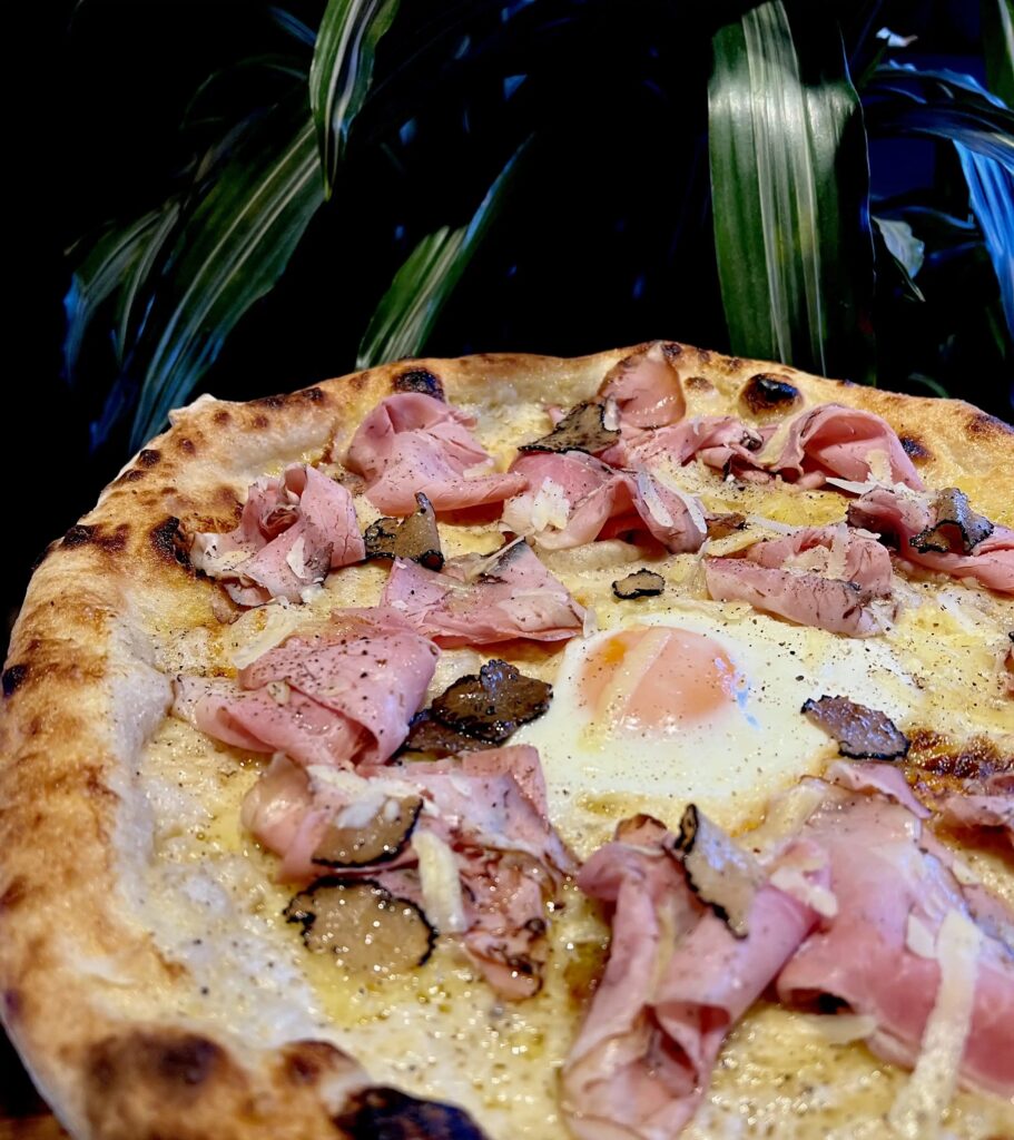 In cottura: Besciamella, Ficotto (Prosciutto cotto affinato nel mosto cotto di fichi e caramello salato), Comté millesimato 30 mesi (I formaggi di Eros), Uovo.
In uscita a fine cottura: Comté millesimato 30 mesi (I formaggi di Eros), Pepe nero e Tartufo estivo in olio.
Per accompagnare le croste:
Chili con carne 🌶️ € 3,00
Sugo della Nonna € 3,00
Cremoso di zola € 3,00
Allergeni: 1,7,12