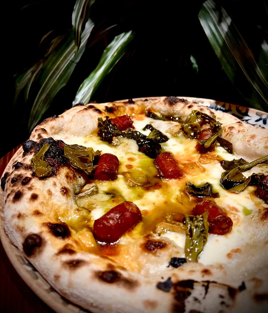 In cottura: Fiordilatte a fermentazione naturale (Fattoria Dassogno), Stracchino stagionato (Fattoria Dassogno), Chistorra (salsiccia stagionata spagnola)
A fine cottura condita a freddo: Broccolo dell'olio Bio (Eccellenze Nolane)
Per accompagnare le croste:
Chili con carne 🌶️ € 3,00
Sugo della Nonna € 3,00
Cremoso di zola € 3,00
Allergeni: 1,7,12